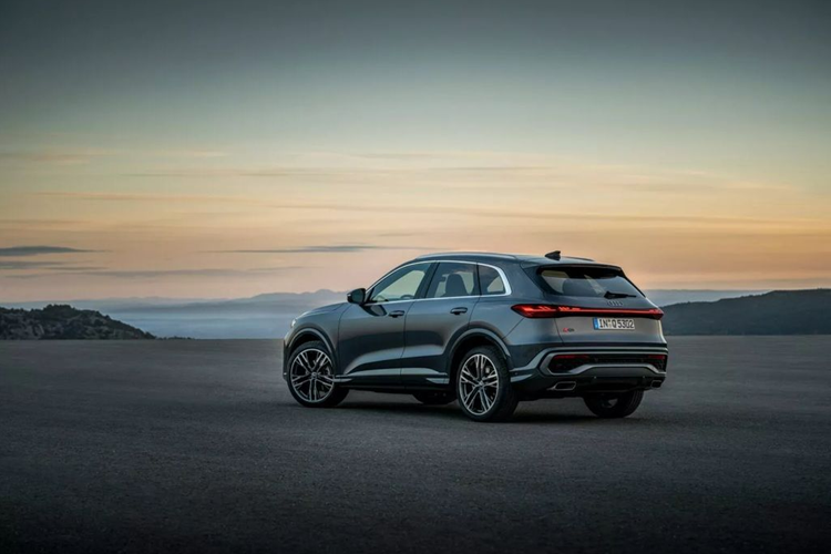 2 cổng USB-C phía trước cùng 2 cổng cho ghế sau, trong đó cổng phía sau có nguồn điện lên đến 100 watt, đủ cho một máy tính xách tay. Audi chưa công bố giá bán tại Hoa Kỳ cho Q5 mới. Theo Carscoops, giá xe Audi Q5 2025 bản tiêu chuẩn sẽ có giá khởi điểm là 52.300 Euro (tương đương 57.800 USD - khoảng 1,44 tỷ đồng).