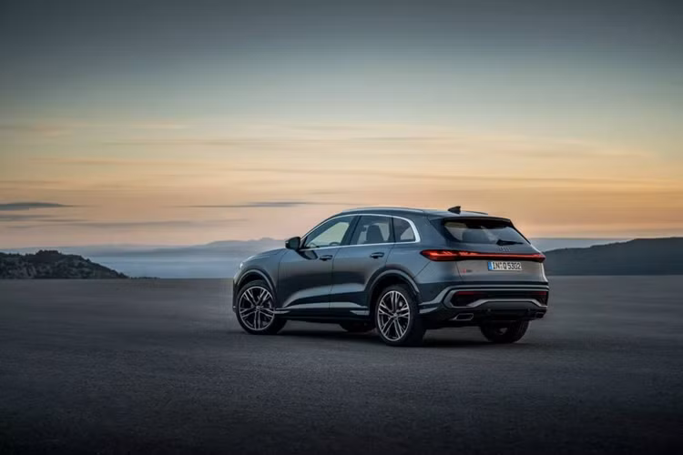 2 cổng USB-C phía trước cùng 2 cổng cho ghế sau, trong đó cổng phía sau có nguồn điện lên đến 100 watt, đủ cho một máy tính xách tay. Audi chưa công bố giá bán tại Hoa Kỳ cho Q5 mới. Theo Carscoops, giá xe Audi Q5 2025 bản tiêu chuẩn sẽ có giá khởi điểm là 52.300 Euro (tương đương 57.800 USD - khoảng 1,44 tỷ đồng).