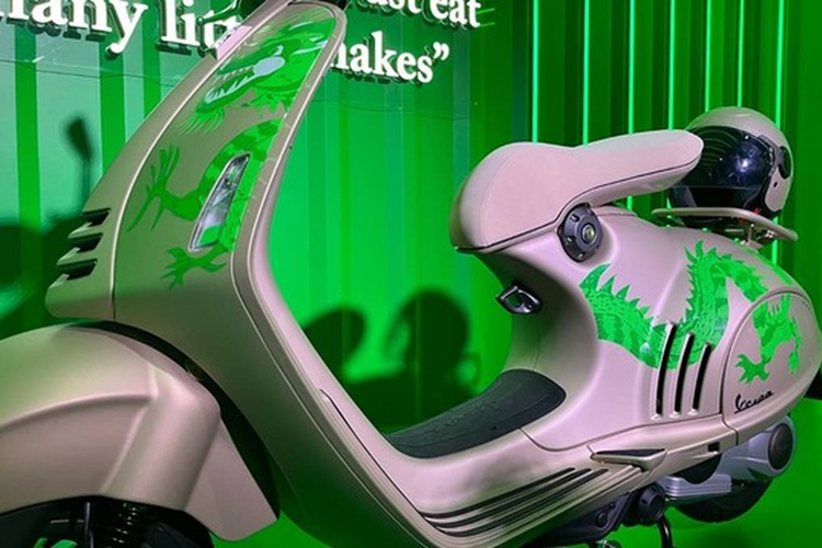 Mức giá xe Vespa 946 Dragon 2024 phiên bản giới hạn 1.888 chưa công bố cụ thể, xe dự kiến sẽ có mặt tại thị trường Việt Nam vào đầu tháng 04/2024.