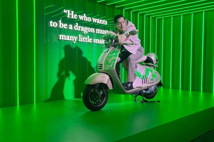 Tại đây, Vespa 946 Dragon được trưng bày trong một chiếc container mang phong cách đường phố. Được lấy cảm hứng thiết kế từ hình tượng Rồng - linh vật thần thoại phương Đông của năm 2024, Vespa 946 Dragon dưới ánh đèn neon càng thêm nổi bật, thu hút.