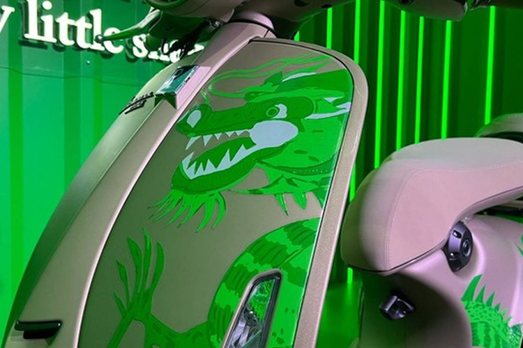 Vespa 946 Dragon vẫn dùng động cơ 4 kỳ thuộc họ máy 3V ie. cũ thay vì iGet đời mới, với dung tích 125 hoặc 150cc tuỳ thuộc vào từng thị trường. So với các dòng Vespa khung nhỏ khác dùng chung động cơ, Vespa 946 Dragon nổi bật hơn khi được trang bị ABS 2 kênh và hệ thống điều khiển lực kéo.