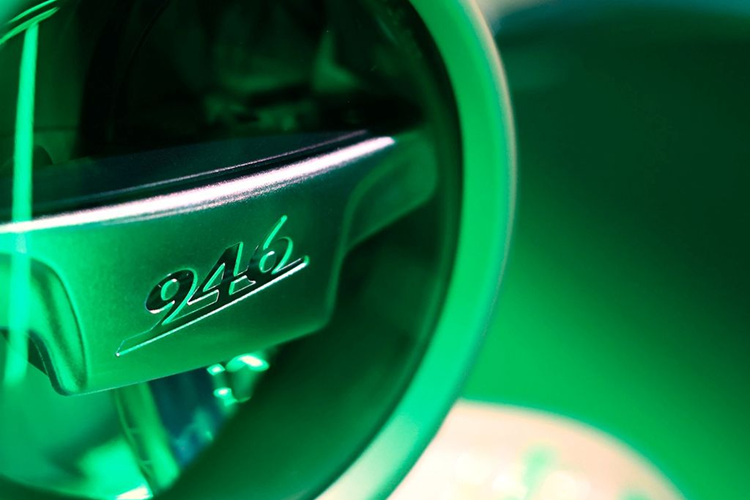 Điểm ấn tượng đầu tiên phải kể đến trên Vespa 946 Dragon chính là bộ “áo” màu vàng hoàng kim sang trọng có điểm nhấn là họa tiết rồng màu xanh ngọc lục bảo tương phản, xuất hiện dọc từ yếm cho đến đuôi xe. Được biết, bộ “áo” này của Vespa 946 Dragon được làm hoàn toàn thủ công ở Ý.