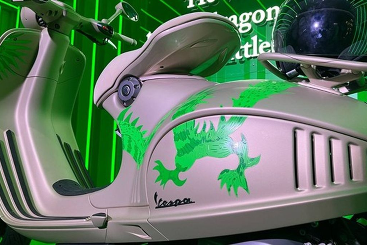 Thêm vào đó là loạt phụ kiện chủ đề năm Giáp Thìn dành cho chủ sở hữu Vespa 946 Dragon 2024 như mũ bảo hiểm, túi chứa đồ gắn phía sau,…