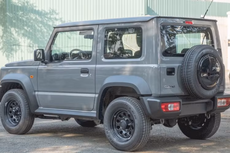 Về nội thất, là xe chuyên dành cho offroad nên khoang cabin của Suzuki Jimny được thiết kế khá đơn giản. Tuy nhiên, xe vẫn có đầy đủ các tiện ích như: vô lăng bọc da tích hợp phím chức năng, bảng đồng hồ analogue với màn hình đa thông tin ở giữa, màn hình cảm ứng trung tâm 7 inch có kết nối Apple CarPlay/Android Auto.