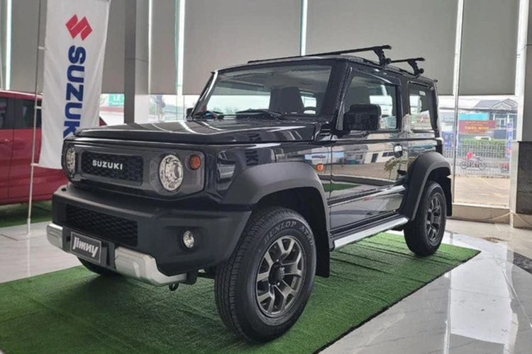 Về trang bị an toàn, Suzuki Jimny sẽ sở hữu hàng loạt tính năng hỗ trợ lái như: chống bó cứng phanh, cân bằng điện tử, hỗ trợ lên dốc, hỗ trợ xuống dốc và hệ thống 6 túi khí. Cung cấp sức mạnh cho Suzuki Jimny tại thị trường Việt Nam là động cơ xăng hút khí tự nhiên 1.5L 4 xi-lanh cho ra công suất tối đa 101 mã lực và 130 Nm mô-men xoắn.
