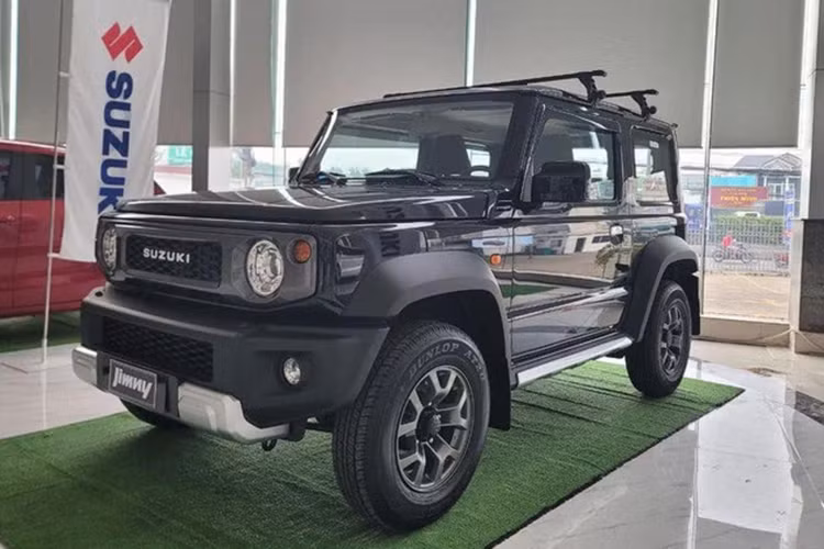Về trang bị an toàn, Suzuki Jimny sẽ sở hữu hàng loạt tính năng hỗ trợ lái như: chống bó cứng phanh, cân bằng điện tử, hỗ trợ lên dốc, hỗ trợ xuống dốc và hệ thống 6 túi khí. Cung cấp sức mạnh cho Suzuki Jimny tại thị trường Việt Nam là động cơ xăng hút khí tự nhiên 1.5L 4 xi-lanh cho ra công suất tối đa 101 mã lực và 130 Nm mô-men xoắn.