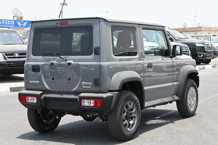 Đáng chú ý, Suzuki Jimny có lẽ là mẫu xe duy nhất trong phân khúc gầm cao cỡ nhỏ được trang bị hệ dẫn động hai cầu, khóa vi sai, nhiều chế độ gài cầu và đi kèm hộp số sàn 5 cấp hoặc hộp số tự động 4 cấp.
