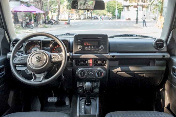 Suzuki Jimny 2023 mới được trang bị nhiều tính năng như đèn pha LED tự động, hệ thống rửa đèn pha, đèn sương mù trước, vành hợp kim 15 inch, lốp 195/80R15, gương chiếu hậu có tính năng chỉnh điện/gập điện, ốp cản trước/sau chống xước và cửa cốp mở ngang đi kèm lốp dự phòng...