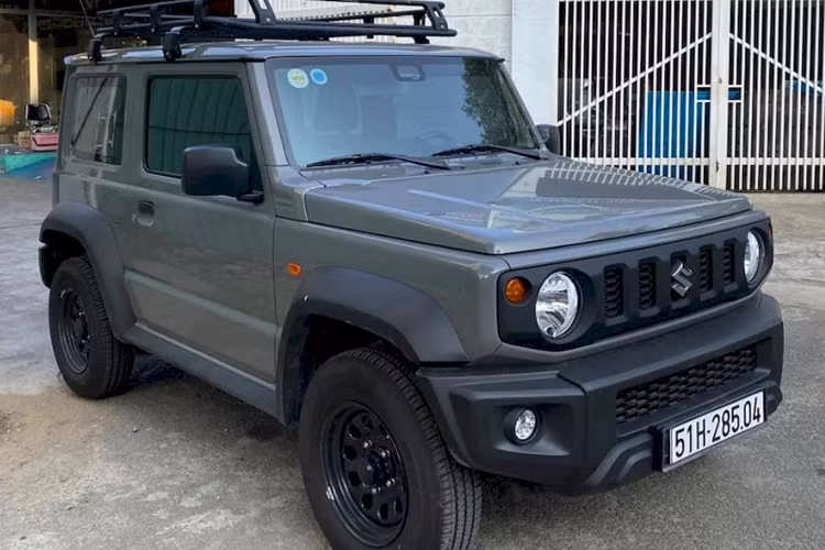 Bảng giá xe Suzuki Jimny chính hãng (mã JB74V) có giá tính thuế trước bạ là 789 triệu đồng. Đây cũng là mức giá mà nhiều đại lý nhận cọc cho mẫu SUV này. Trên website của Suzuki Việt Nam, hình ảnh chính thức về Jimny đã được công bố kèm dòng chữ "coming soon" (sắp ra mắt).