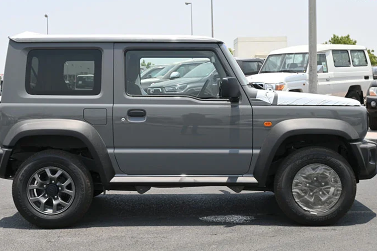 Bên cạnh đó, xe cũng đã có mặt tại hầu hết đại lý trên toàn quốc để chuẩn bị cho việc trưng bày và giới thiệu sản phẩm. Suzuki Jimny ra mắt tại Việt Nam sẽ là phiên bản 3 cửa. Ở phiên bản này, mẫu SUV có kích thước dài x rộng x cao lần lượt là 3.480 x 1.645 x 1.720 mm và chiều dài cơ sở đạt 2.250 mm.