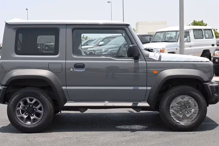 Bên cạnh đó, xe cũng đã có mặt tại hầu hết đại lý trên toàn quốc để chuẩn bị cho việc trưng bày và giới thiệu sản phẩm. Suzuki Jimny ra mắt tại Việt Nam sẽ là phiên bản 3 cửa. Ở phiên bản này, mẫu SUV có kích thước dài x rộng x cao lần lượt là 3.480 x 1.645 x 1.720 mm và chiều dài cơ sở đạt 2.250 mm.