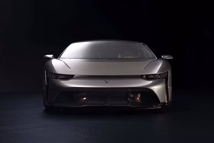 Xe được trang bị hệ thống phanh hiệu năng cao carbon ceramic cùng bộ mâm thể thao có kích thước 21 inch ở phía trước và 22 inch ở phía sau, từ đây đem đến cho xe một diện mạo ấn tượng.