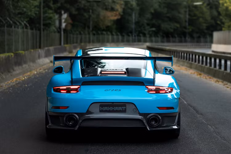 Xe cũng được trang bị phần khóa tâm được trang bị lốp 255/30ZR21 và 335/25ZR22 nhằm tăng độ bám đường hơn cho xe. Người dùng cũng có thể lựa chọn các lớp hoàn thiện tùy chỉnh khác có sẵn cho vành xe theo yêu cầu.