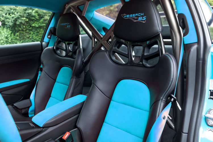 Ở phía sau, xe được bộ khuếch tán lớn với các chi tiết bên hông mang đến lớp hoàn thiện ấn tượng cho xe. Ngoài ra, phiên bản TR 700 II đã được trang bị bộ decal Manhart độc đáo của riêng hãng độ. Xe cũng được trang bị phần cùm phanh cũng được sơn cùng màu thân xe để phù hợp với kiểu dáng của thân xe.