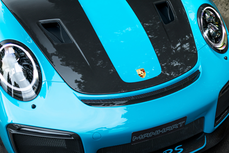 Mẫu xe còn có phần sọc trang trí cùng bộ mâm Manhart Concave One Forged màu đen bóng với kích thước 21 inch ở phía trước và 22 inch ở phía sau với các họa tiết cũng được sơn cùng màu với thân xe.