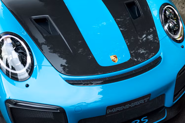 Mẫu xe còn có phần sọc trang trí cùng bộ mâm Manhart Concave One Forged màu đen bóng với kích thước 21 inch ở phía trước và 22 inch ở phía sau với các họa tiết cũng được sơn cùng màu với thân xe.