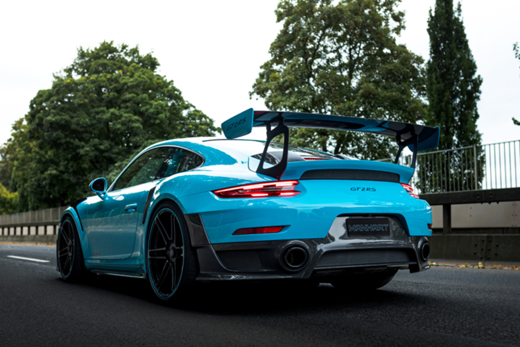 Về nội thất, chiếc xe cũng được tinh chỉnh lại phối màu với khoang nội thất mới chất lượng cao với da và Alcantara màu xanh Miami và đen. Khoang nội thất này ăn nhập với màu sắc ngoại thất nổi bật của TR 700 II, từ đây tạo ra một chiếc Porsche 991 GT2 RS hàng khủng thực sự độc đáo và ấn tượng.