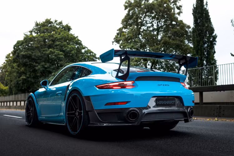 Về nội thất, chiếc xe cũng được tinh chỉnh lại phối màu với khoang nội thất mới chất lượng cao với da và Alcantara màu xanh Miami và đen. Khoang nội thất này ăn nhập với màu sắc ngoại thất nổi bật của TR 700 II, từ đây tạo ra một chiếc Porsche 991 GT2 RS hàng khủng thực sự độc đáo và ấn tượng.