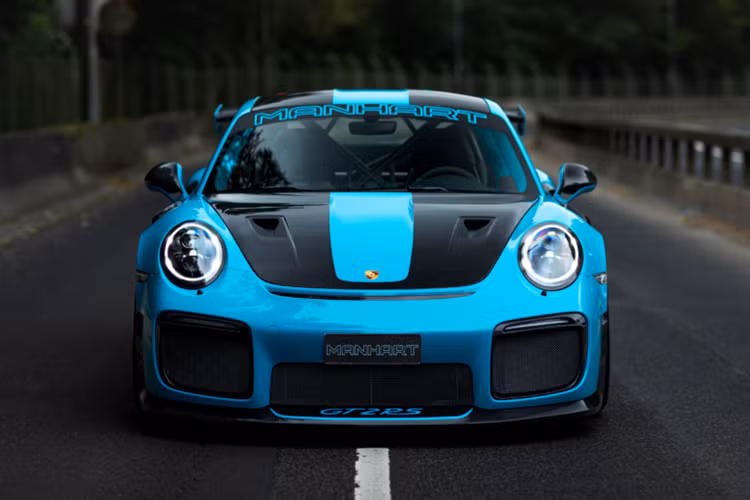 Về nguyên bản, Porsche 911 GT2 RS độ Manhart Performance được trang bị hệ thống treo PASM bao gồm hệ thống kiểm soát giảm xóc chủ động, hộp số ly hợp kép 7 cấp (PDK), hệ thống phanh gốm carbon ổn định và hơn hết chính là động cơ boxer sáu xi-lanh biturbo 3.8 lít sản sinh công suất cực khủng lên tới 700 mã lực và mô-men xoắn đạt mức 750 Nm.