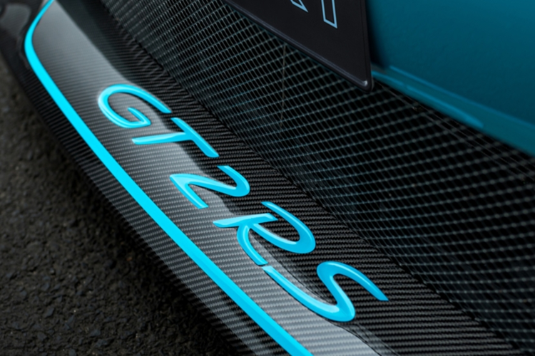 Về diện mạo tổng thể, bên cạnh diện mạo ấn tượng nguyên bản của xe, hãng độ Manhart Performance cũng được trang bị thêm một số chi tiết bổ sung cho phần cánh gió, một miếng chèn cho cửa hút gió trung tâm và các thành phần chia gió bên bổ sung. Phần cản trước của xe được trang bị một số chi tiết giúp tăng diện mạo năng động hơn và tập trung vào DNA thể thao của chiếc xe.