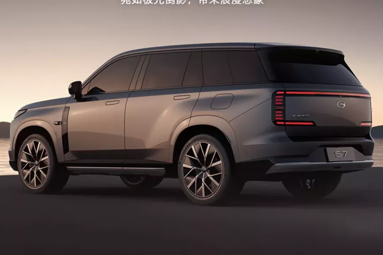 Ngoài ra, hệ thống hỗ trợ lái xe tiên tiến L2++ không cần bản đồ do GAC tự phát triển sẽ có trên xe, được thực hiện thông qua lidar trên nóc, camera sau, camera bên và camera chắn bùn... Mức giá xe GAC Trumpchi S7 PHEV 2025 hiện chưa được công bố.