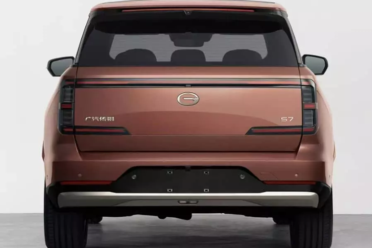 Chiều dài, chiều rộng và chiều cao của mẫu xe SUV GAC Trumpchi S7 PHEV lần lượt là 4900/1950/1780 mm; và chiều dài cơ sở là 2880 mm. Ba trọng lượng không tải của xe được công bố: 2165 kg, 2030 kg và 2260 kg. Khoảng sáng gầm xe tối thiểu là 200 mm.