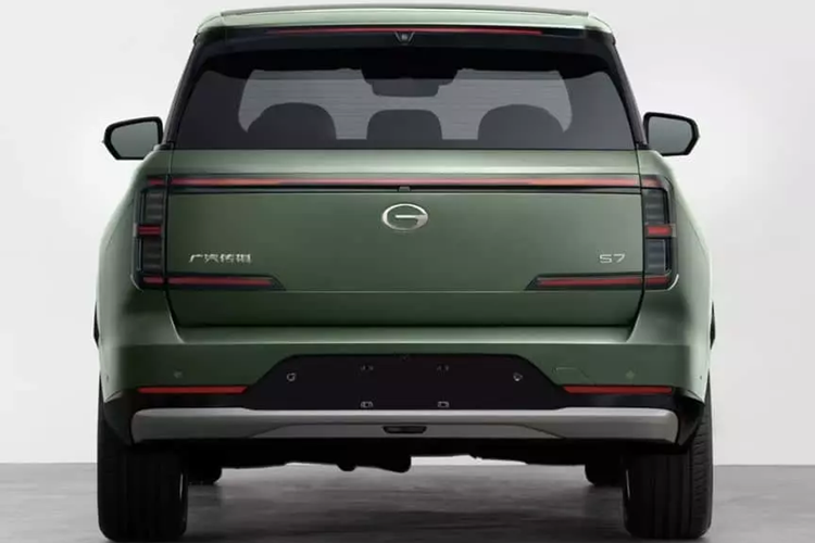 Dải đèn xuyên thấu dài 2.618 mm chạy ngang mặt trước có tên chính thức là Skyline. Thân xe Trumpchi S7 vuông vắn và được trang trí bằng các dải dọc trên chắn bùn, vòm bánh xe rộng, tay nắm cửa ẩn và đèn báo trạng thái sạc xe trên trụ D.