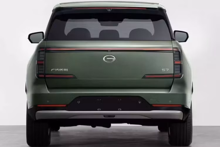 Dải đèn xuyên thấu dài 2.618 mm chạy ngang mặt trước có tên chính thức là Skyline. Thân xe Trumpchi S7 vuông vắn và được trang trí bằng các dải dọc trên chắn bùn, vòm bánh xe rộng, tay nắm cửa ẩn và đèn báo trạng thái sạc xe trên trụ D.