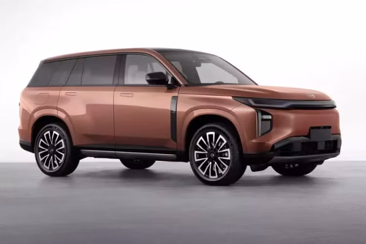 Trumpchi S7 được xây dựng dựa trên nền tảng EV+ của GAC Trumpchi và được thiết kế dựa trên ngôn ngữ mới nhất của GAC "ẩn cạnh trong sự mượt mà", giống như một người thông minh biết cách che giấu cảm xúc của mình. Nhưng nhìn tổng thế, nó khá giống với xe Range Rover.