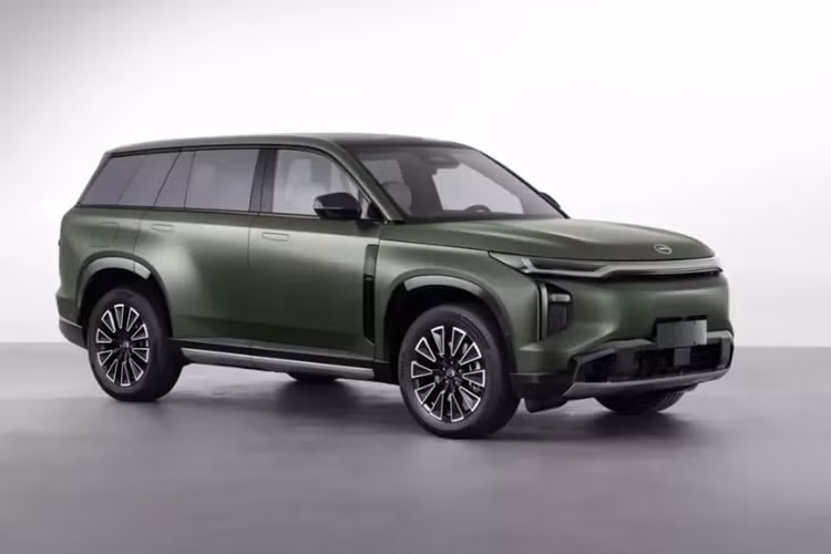 Trong danh mục MIIT mới nhất của Trung Quốc, mẫu SUV hybrid cắm điện Trumpchi S7 của GAC đã được công bố. Trước đó, mẫu xe GAC Trumpchi S7 PHEV 2025 mới đã ra mắt tại Triển lãm ô tô Quảng Châu vào tháng 11 và dự kiến sẽ ra mắt vào nửa đầu năm sau.