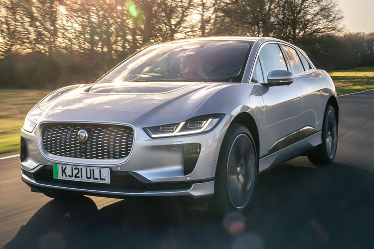 Trước đây, Jaguar từng có kế hoạch tạo ra một chiếc xe tương tự ở dạng biến thể thuần điện của mẫu sedan cỡ lớn XJ, nhưng dự án đó đã bị hủy bỏ vào năm 2021 mặc dù phần lớn quá trình phát triển đã hoàn tất. Road &amp; Track tiết lộ, việc hủy dự án XJ thuần điện đã tiêu tốn của Jaguar chi phí “lên tới hàng trăm triệu bảng Anh.”