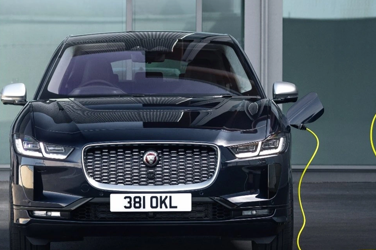 I-Pace cũng kém thu hút khi có giá bán lên tới 74.000 USD (khoảng 1,8 tỷ đồng) tại Mỹ nhưng phạm vi di chuyển tối đa chỉ được 460 km. Hãng sẽ bắt đầu lại từ đầu với nền tảng Jaguar Electric Architecture (JEA) hoàn toàn mới, dùng cho 3 mẫu xe điện dự kiến bắt đầu bán ra vào năm 2025.