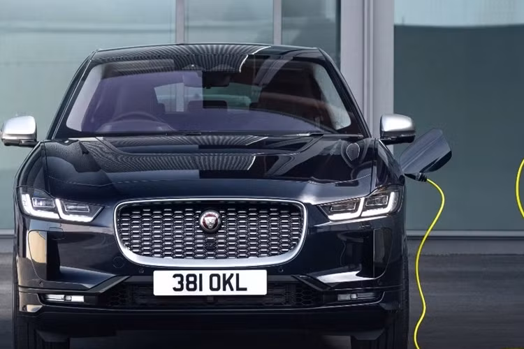 I-Pace cũng kém thu hút khi có giá bán lên tới 74.000 USD (khoảng 1,8 tỷ đồng) tại Mỹ nhưng phạm vi di chuyển tối đa chỉ được 460 km. Hãng sẽ bắt đầu lại từ đầu với nền tảng Jaguar Electric Architecture (JEA) hoàn toàn mới, dùng cho 3 mẫu xe điện dự kiến bắt đầu bán ra vào năm 2025.