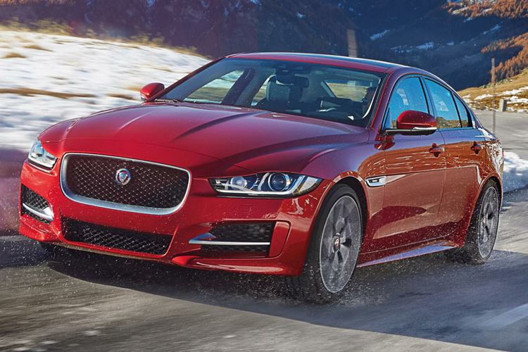 Ông Joe Eberhardt, Chủ tịch kiêm Giám đốc điều hành của Jaguar Land Rover Bắc Mỹ, tiết lộ với tạp chí Road &amp; Track trong một cuộc cuộc phỏng vấn gần đây: “Các sản phẩm hiện nay của thương hiệu Jaguar sẽ ngừng sản xuất vào tháng 6 tới. Chúng tôi sẽ cố gắng bán hết lượng hàng tồn kho hiện tại và sau đó tung ra những sản phẩm xe Jaguar thuần điện hoàn toàn mới.”