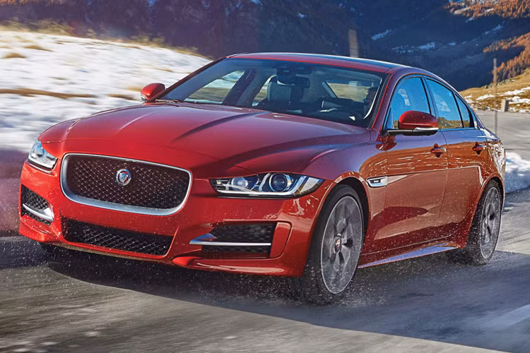 Ông Joe Eberhardt, Chủ tịch kiêm Giám đốc điều hành của Jaguar Land Rover Bắc Mỹ, tiết lộ với tạp chí Road &amp; Track trong một cuộc cuộc phỏng vấn gần đây: “Các sản phẩm hiện nay của thương hiệu Jaguar sẽ ngừng sản xuất vào tháng 6 tới. Chúng tôi sẽ cố gắng bán hết lượng hàng tồn kho hiện tại và sau đó tung ra những sản phẩm xe Jaguar thuần điện hoàn toàn mới.”