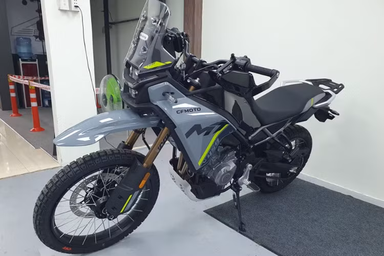 CFMoto 450MT được trang bị hệ thống treo xịn sò với cặp phuộc KYB hành trình 200 mm ở phía trước, có thể điều chỉnh tải trọng và 20 cấp độ giảm chấn, phía sau sử dụng giảm xóc đơn KYB.