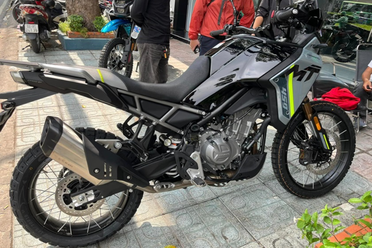 Cả hai bánh đều được trang bị phanh đĩa đơn kết hợp hệ thống chống bó cứng phanh ABS hai kênh của Bosch. Người lái có thể điều chỉnh ngắt ABS ở bánh sau thông qua nút bấm chuyên dụng trên tay lái. Ngoài ra, CFMoto 450MT còn có hệ thống kiểm soát lực kéo.