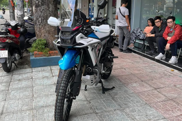 Xe được thiết kế theo phong cách adventure, hướng đến những khách hàng ưa thích sự mạo hiểm và khám phá những vùng đất mới. CFMoto 450MT có phần đầu xe cao, cụm đèn pha sử dụng công nghệ bóng LED được bao bọc bởi dàn áo thiết kế liền lạc, kết hợp kính chắn gió phía trước có thể điều chỉnh độ cao.