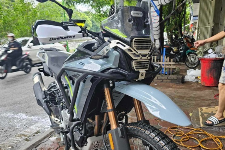 Phần yên xe được làm lõm ở giữa cùng phần tay lái cao giúp tư thế ngồi của người lái được thoải mái hơn. Bình xăng của xe có dung tích 17,5 lít. CFMoto 450MT sở hữu hàng loạt tính năng hiện đại như: màn hình điện tử LCD 5 inch có kết nối Bluetooth với thiết bị di động của người lái.