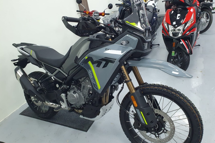 Mẫu xe môtô địa hình CFMoto 450MT sở hữu ngoại hình thể thao, hầm hố với kích thước chiều dài x rộng x cao lần lượt là 2.210 mm x 870 mm x 1.390 mm, chiều dài cơ sở 1.505 mm và trọng lượng thô 175 kg.