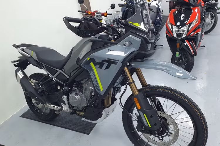 Mẫu xe môtô địa hình CFMoto 450MT sở hữu ngoại hình thể thao, hầm hố với kích thước chiều dài x rộng x cao lần lượt là 2.210 mm x 870 mm x 1.390 mm, chiều dài cơ sở 1.505 mm và trọng lượng thô 175 kg.