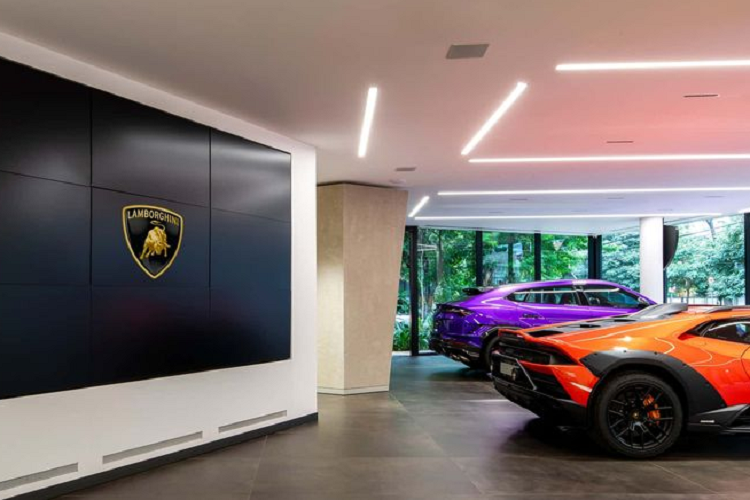 Lễ cắt băng khánh thành cũng chứng kiến sự ra mắt thị trường của Lamborghini Huracan Sterrato mới. Đây là phiên bản Huracan đặc biệt, được thiết kế để chạy được cả trên những cung đường off-road.