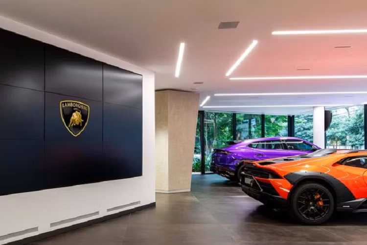 Lễ cắt băng khánh thành cũng chứng kiến sự ra mắt thị trường của Lamborghini Huracan Sterrato mới. Đây là phiên bản Huracan đặc biệt, được thiết kế để chạy được cả trên những cung đường off-road.