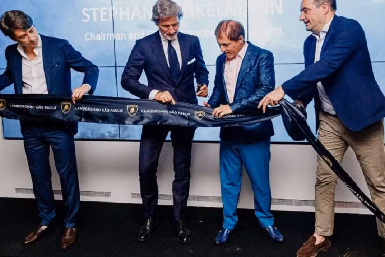 Tọa lạc tại Pedroso de Morais - một trong những thành phố năng động nhất Brazil, phòng trưng bày thể hiện đẳng cấp của hãng Lamborghini trong lĩnh vực siêu xe. Showroom này còn bao gồm khu vực trưng bày các sản phẩm thời trang và phòng tùy chỉnh Ad Personam - nơi khách hàng có thể cá nhân hóa những chiếc xe mơ ước của mình với nhiều lựa chọn về màu sắc và chất liệu.