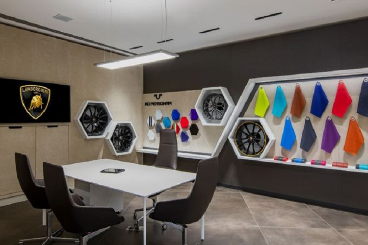 Siêu xe Lamborghini Huracan Sterrato vận hành bằng động cơ V10 hút khí tự nhiên có dung tích 5.2L, sản sinh lượng công suất 602 mã lực (610 PS) tương đương phiên bản EVO RWD, trong khi mô-men xoắn cực đại đạt 565 Nm ngang ngửa với các bản STO và Tecnica. Xe trang bị hộp số ly hợp kép 7 cấp với ly hợp ướt.