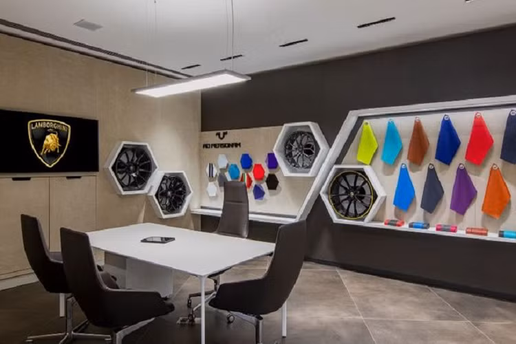 Siêu xe Lamborghini Huracan Sterrato vận hành bằng động cơ V10 hút khí tự nhiên có dung tích 5.2L, sản sinh lượng công suất 602 mã lực (610 PS) tương đương phiên bản EVO RWD, trong khi mô-men xoắn cực đại đạt 565 Nm ngang ngửa với các bản STO và Tecnica. Xe trang bị hộp số ly hợp kép 7 cấp với ly hợp ướt.