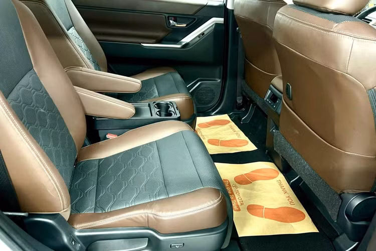 Dàn chân cực kỳ lực lưỡng với cặp lazang 18 inch 5 chấu kép màu chrome khói hầm hố, thân xe với những đường gân dập nổi cơ bắp và đuôi cốp phía sau vuông vức sang trọng.