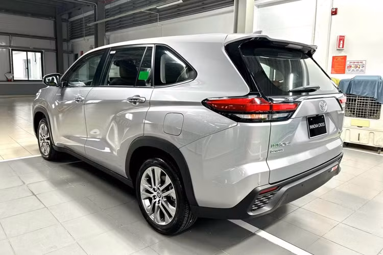 Đi kèm hệ thống âm thanh giải trí 6 loa; cụm điều hòa tự động; cần số đặt ngay cạnh dãy phím phanh tay điện tử, chế độ lái và dưới cùng là 2 cổng sạc; cặp ghế captain tiêu chuẩn tạo sự thoải mái cho 2 hành khách ngồi giữa; cửa sổ trời toàn cảnh; đèn viền;…Phía sau vô lăng là đồng hồ đo tốc độ kỹ thuật số 7 inch dành riêng cho phiên bản hybrid.