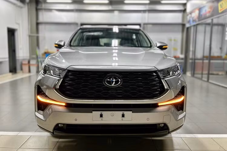 Hiện giá xe Toyota Innova Cross 2023 này đang được chào bán là 1,01 tỷ đồng. Trong khi đó vào thời điểm mua mới, Toyota Innova Cross 2023 bản HEV có giá là 990 triệu đồng. Để có thể “lăn bánh” chiếc xe, tổng chi phí người dùng phải bỏ ra là khoảng 1,13 tỷ đồng.