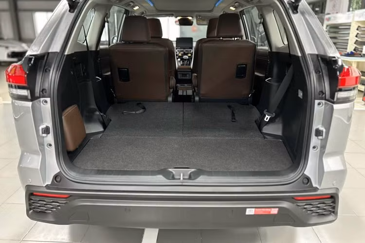 Bước vào bên trong xe, Toyota Innova Cross sẽ thuyết phục hành khách bởi không gian nội thất vô cùng phóng khoáng. Một số trang bị tiện ích nổi bật có thể kể đến trên mẫu MPV này gồm: màn hình thông tin giải trí trung tâm kích thước 10,1 inch tích hợp kết nối điện thoại thông minh Apple CarPlay/Android Auto không dây